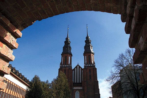  Widok na kościół katedralny z bramy w średniowiecznym murze obronnym