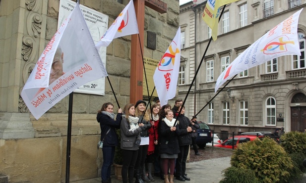 Wielkie flagi które przyciągały uwagę przechodniów, to dzieło nastolatków ze Straconki