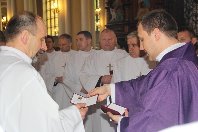 Po zakończeniu Eucharystii szafarze otrzymali legitymacje od ks. Tomasza Herca