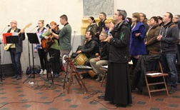 Wspólnota Służebnica Ducha z Żywca-Zabłocia prowadziła modlitwę uwielbienia i śpiew w czasie Mszy św.