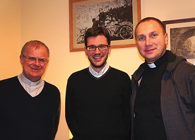  Père Bertrand Monnard (z lewej) i Mickael Giraud (w środku) zatrzymali się u ks. Rafał Babickiego, w parafii Niepokalanego Serca NMP w Skierniewicach. Tu też spędzą Tydzień Misyjny