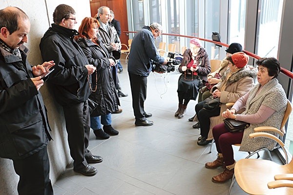 Obrońcy życia modlili się przed salą rozpraw Sądu Okręgowego w Rzeszowie. Sprawa toczyła się z wyłączeniem jawności i ani dziennikarze, ani publiczność nie zostali wpuszczeni do sali