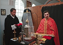 Proboszczowie z Mariupola:  ojciec Leonard Aduszkiewicz OSPPE i ks. Lubomyr Kaszczyj podczas prawosławnej liturgii 