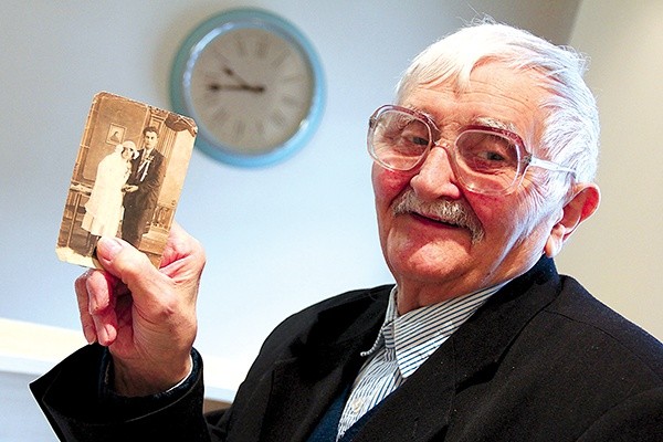  – Prawdopodobnie mamy szlacheckie korzenie – mówi Zdzisław Czechowski, który od 22 lat pracuje na portierni w kurii biskupiej. Na zdjęciu z fotografią rodziców: Ireny i Wiktora