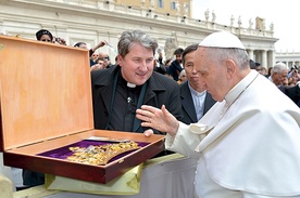  Korona Wdzięczności, pobłogosławiona przez papieża Franciszka, zostanie nałożona na obraz Matki Bożej w Popowie przez bp. Piotra Liberę 23 sierpnia