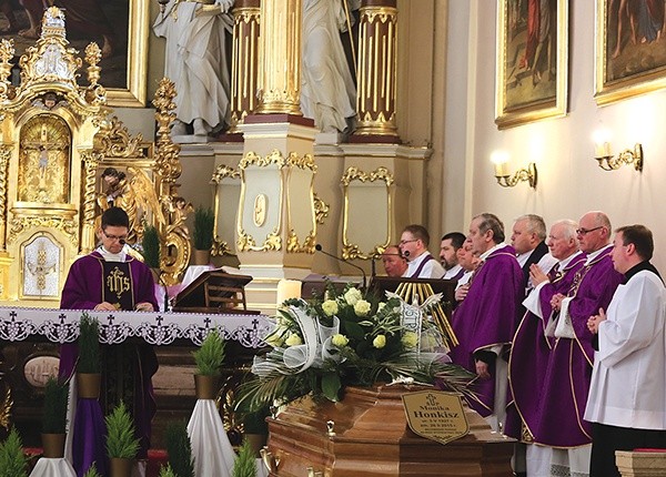 Przy  trumnie odczytano list kondolen-cyjny  biskupa  Romana Pindla