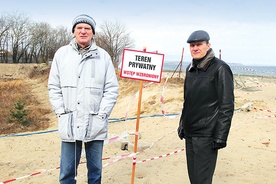  Panowie Piotr (z lewej) i Roman uważają, że niezabezpieczony plac budowy przy głównym wejściu na brzeźnieńską plażę zagraża mieszkańcom i odstrasza turystów