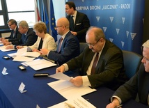 Sygnatariusze porozumienia. Za stołem siedzą od lewej: Dariusz Antosik, Edward Mirosz, Irena Rdzanek, Marcin Zieliński, Edward Migal i Andrzej Arczewski