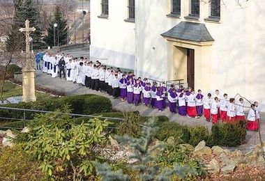 Tylko część potężnej grupy ministrantów z parafii  św. Anny w Świerklanach 