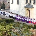 Tylko część potężnej grupy ministrantów z parafii  św. Anny w Świerklanach 