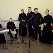 Klerycy podczas próby śpiewu przed tegoroczną adoracją