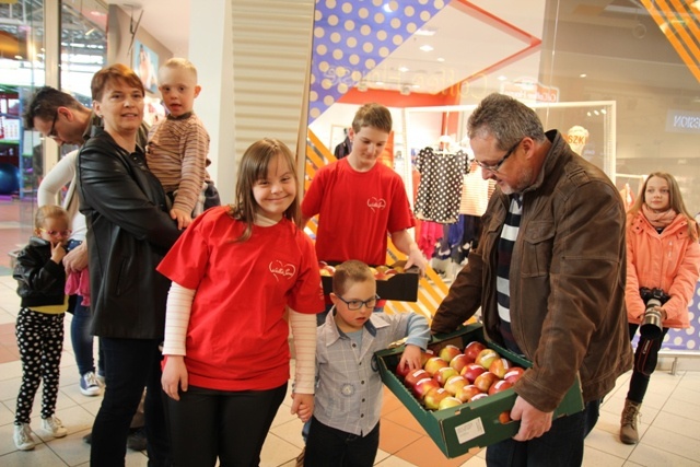Dzieci i wolontariusze "Wielkiego Serca" w czasie akcji rozdawania jabłek