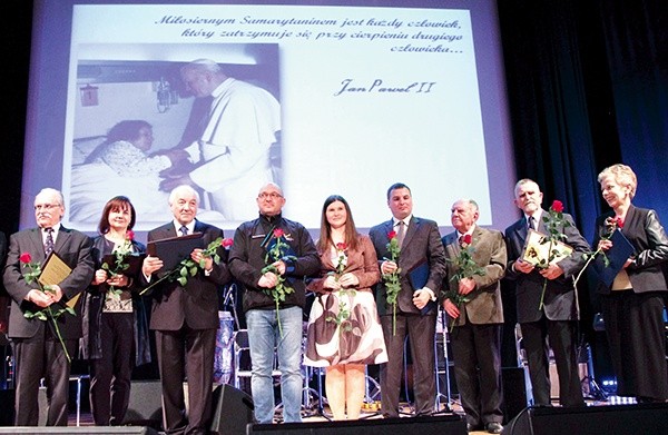 Miłosierni dobre czyny robią  w ukryciu, a oklaski przyjmują z pokorą