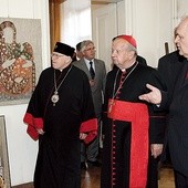  Prof. Włodzimierz Mokry (po prawej) pokazuje kard. Stanisławowi Dziwiszowi i abp. Janowi Martyniakowi zabytkowe ikony, odnowione w pracowni konserwatorskiej fundacji
