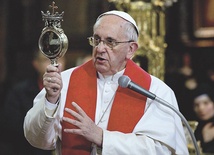 21.03.2015, Neapol, Włochy. Papież Franciszek podczas swojej jednodniowej wizyty w Neapolu nawiedził katedrę, gdzie oddał cześć słynnym relikwiom krwi św. Januarego, męczennika. Krew w ampułce stała się płynna. Zwykle takie zjawisko ma miejsce we wspomnienie liturgiczne świętego (19 września), ale zdarza się także w inne dni roku. 