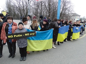 „Nie ma Putina – nie ma płaczu” głosi napis na transparencie podczas antywojennej demonstracji, zorganizowanej w centrum Mariupola w ubiegłym tygodniu