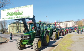  Kolumna ciągników rolniczych przejechała przez Tarnów, startując z dawnej „kapłanówki”