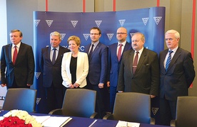  Sygnatariusze porozumienia (od lewej): Dariusz Antosik, Edward Mirosz, Irena Rdzanek, Tomasz Nita, Marcin Zieliński, Edward Migal i Andrzej Arczewski