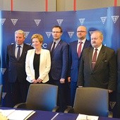  Sygnatariusze porozumienia (od lewej): Dariusz Antosik, Edward Mirosz, Irena Rdzanek, Tomasz Nita, Marcin Zieliński, Edward Migal i Andrzej Arczewski