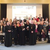 Uczestnicy obchodów razem z abp. Sławojem Leszkiem Głódziem, bp. Wiesławem Szlachetką oraz ks. Krzysztofem Homoncikiem, duszpasterzem rodzin