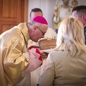 Parafianie powitali arcybiskupa po staropolsku – chlebem