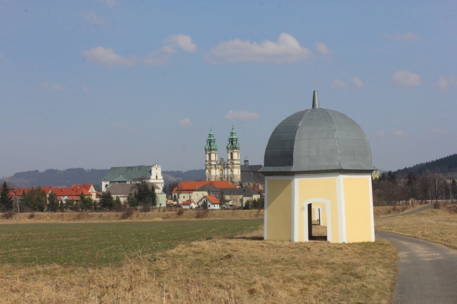 Panorama ze stacjami Kalwarii na bazylikę mniejszą