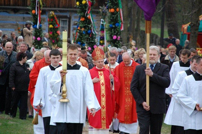 Po zakończonej Eucharystii w stronę pól rusza procesja z palmami