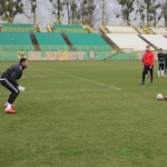 Trening piłkarzy Śląska Wrocław z niewidomą kadrą Polski