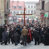 Z krzyżem po ulicach