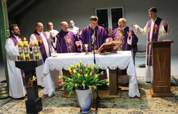Eucharystia pod przewodnictwem bpa Romana Pindla rozpoczeła uroczystości w "Nadziei"