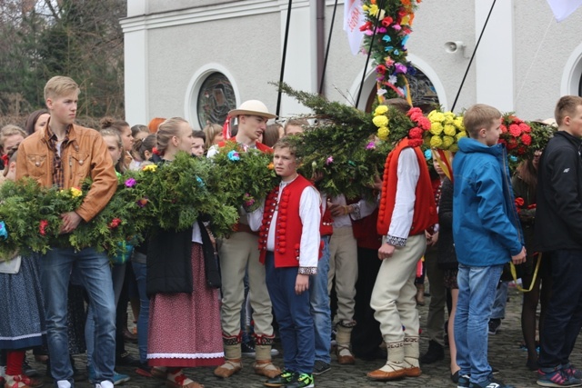 Niedziela Palmowa - młodzi z biskupem