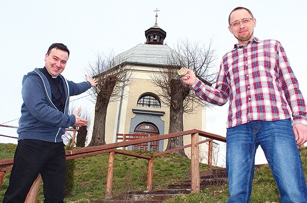  Ks. Mateusz Urdzela (z lewej) i Jarosław Komorowski pod kaplicą Świętego Krzyża w Boguszynie.  To tam dobiegną uczestnicy „Biegu do Serca”