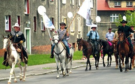  Pomysłodawca sztafety ks. Rafał Przybyła (pierwszy z lewej) wystartuje w grupie na koniach
