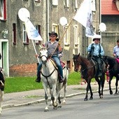  Pomysłodawca sztafety ks. Rafał Przybyła (pierwszy z lewej) wystartuje w grupie na koniach