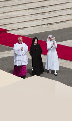 S. Marie Simon-Pierre (z prawej)podczas beatyfikacji Jana Pawła II. – Szłam obok s. Tobiany, polskiej pielęgniarki ojca świętego. Relikwiarz był ciężki, ale czułam się prowadzona przez aniołów, a jednocześnie miałam wrażenie, że niosę cały świat – wspomina