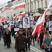 Pamięć o ofiarach katastrofy jest wciąż żywa, o czym świadczą manifestacje w każdą rocznicę tragedii