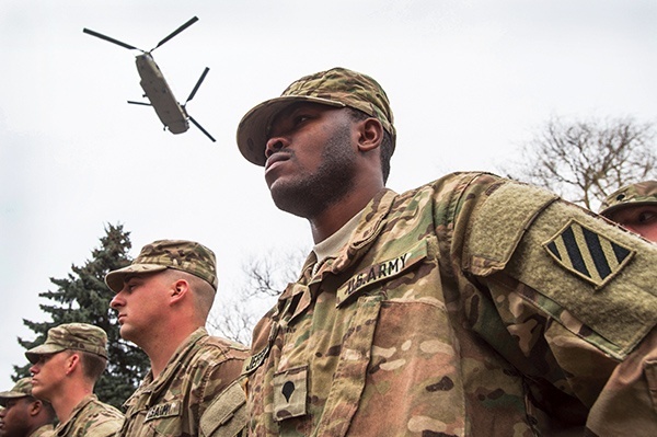 Podczas spotkania nad miasteczkiem latały dwa helikoptery Sikorsky 