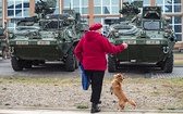 Kołowce opancerzone przyciągały uwagę ludzi  w różnym wieku