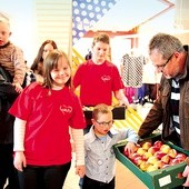 Wolontariusze i dzieci z „Wielkiego Serca” podczas akcji w Auchan