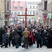  Droga Krzyżowa ulicami Rybnika 27 marca 2015 roku – stacja na ulicy Sobieskiego