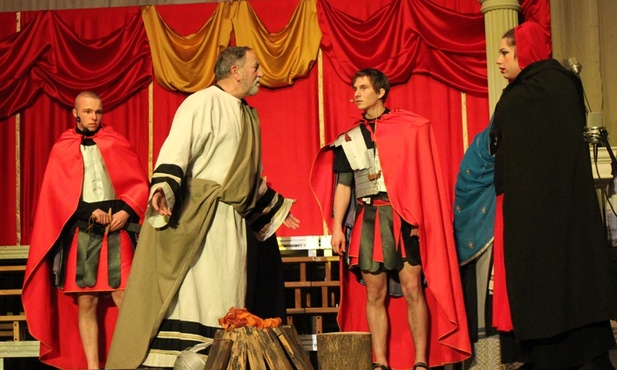 Piotr Apostoł obok rzymskich żołnierzy i służącej, która w nim zobaczyła ucznia Galilejczyka