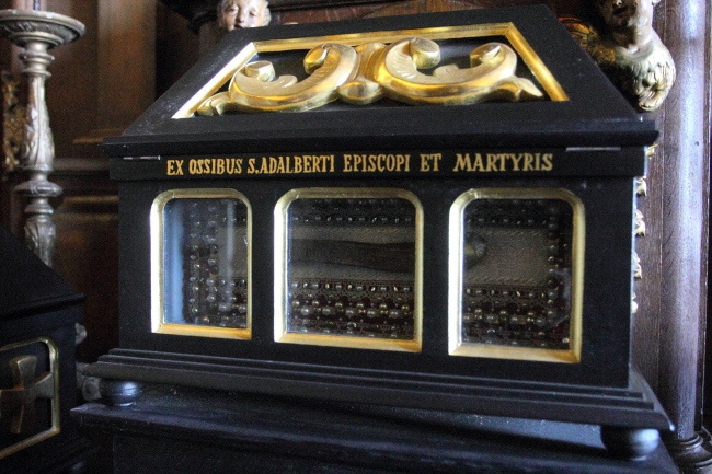 Relikwiarz z doczesnymi szczątkami św. Wjciecha