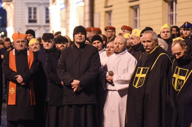 Warszawiacy idą za Krzyżem