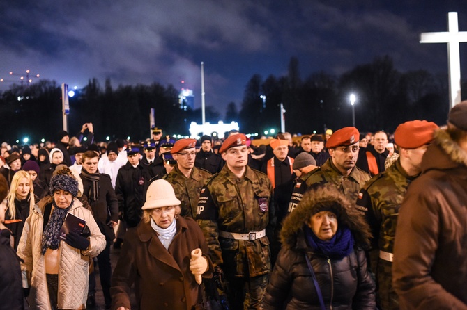 Warszawiacy idą za Krzyżem