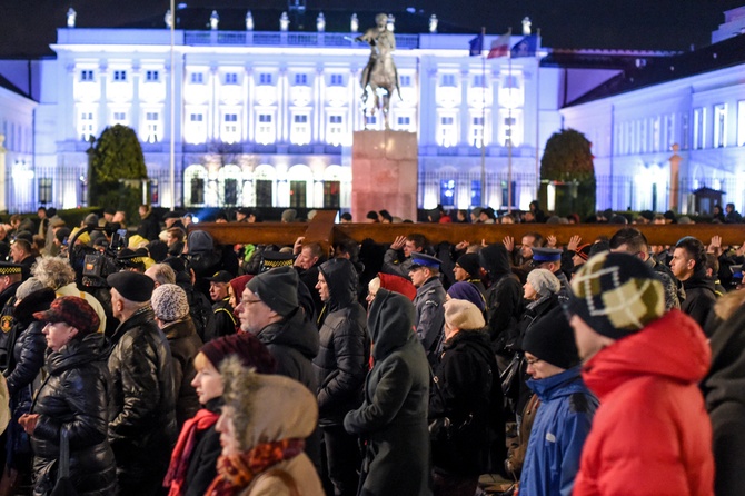 Warszawiacy idą za Krzyżem