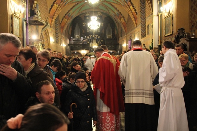 Wielki Piątek: pod krzyżem w żywieckiej konkatedrze