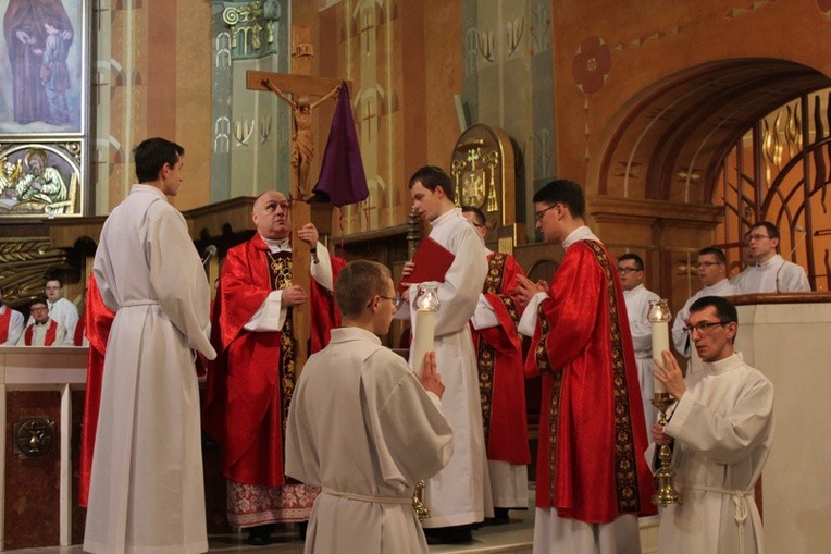 Bp Piotr Greger odsłonił krzyż do adoracji w bielskiej katedrze
