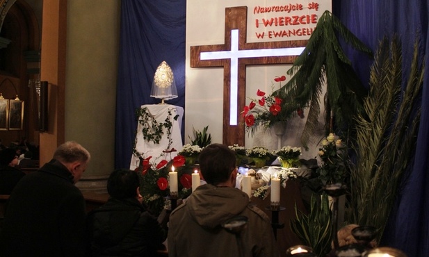 Na zakończenie liturgii przeniesiono Pana Jezusa do Grobu Pańskiego, gdzie będzie adorowany przez całą Wielką Sobotę