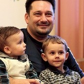 Michał przyjechał do Polski z żoną Natalią i dwoma synami. Takich rodzin jest prawie 60. Muszą dziś szukać nowego domu