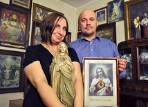 Beata i Jan Szczepkowscy na tle swej szczególnej kolekcji uratowanych obrazów i figur 